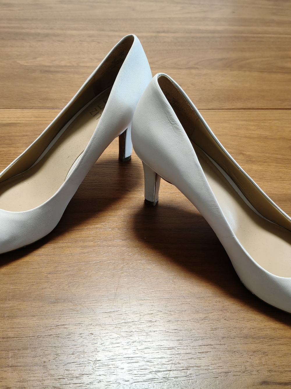 Women’s White Pointed-Toe Mid Heel Pumps